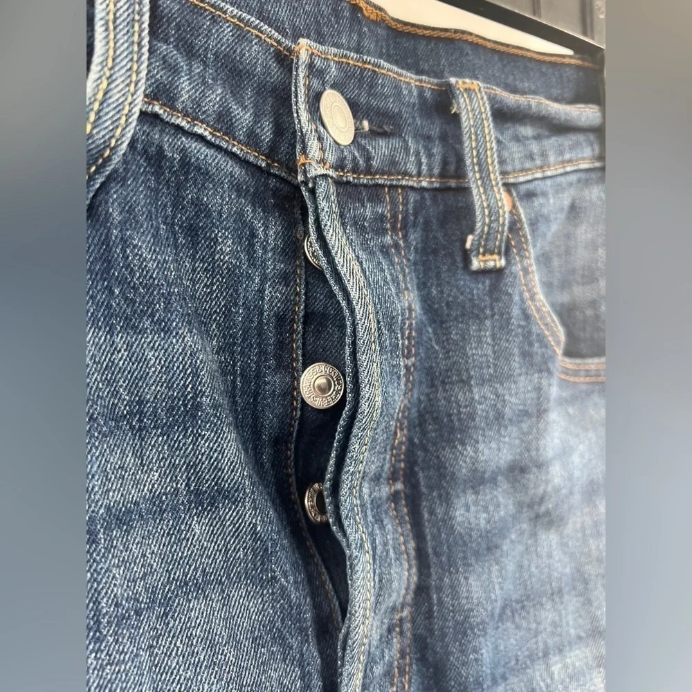 Levis measurements laying